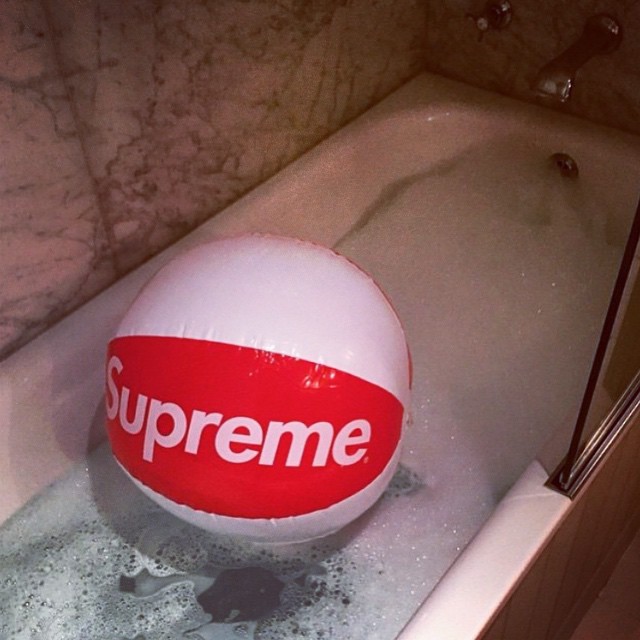 シュプリーム (SUPREME) 2015 SS 立ち上げ、ノベルティは「ビーチボール (beach ball)」！