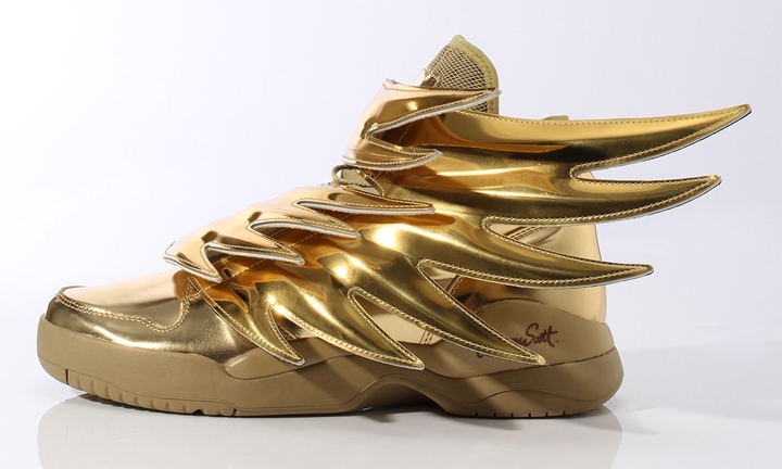 飛びます飛びます？アディダス オリジナルス バイ ジェレミー スコット JS ウィングス 3.0 ゴールド (ADIDAS ORIGINALS BY JEREMY SCOTT JS WINGS 3.0 GOLD)が発売中！