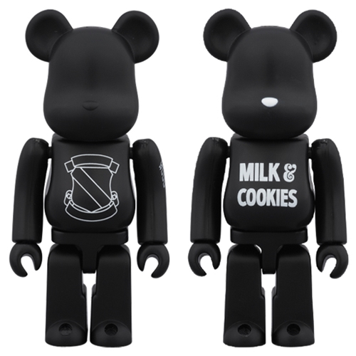 ベアブリック (BE@RBRICK) × ナンバーナイン (NUMBER (N)INE)のコラボ、往年の人気ロゴ「EMBLEM / MILK & COOKIES」が描かれる！