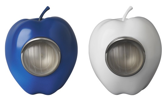 アンダーカバー (UNDERCOVER)のリンゴ型ライト「GILAPPLE」に新色「BLUE/WHITE」が登場！
