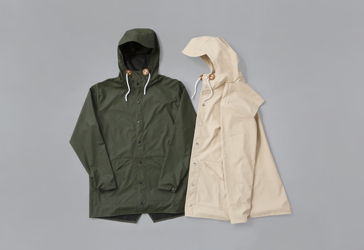 レインズ (RAINS) 別注！梅雨の季節にマッチしたステューシー リビン ジェネラルストア (STUSSY Livin’ GENERAL STORE)とのコラボ「GS HOODED RAIN JACKET」が発売！