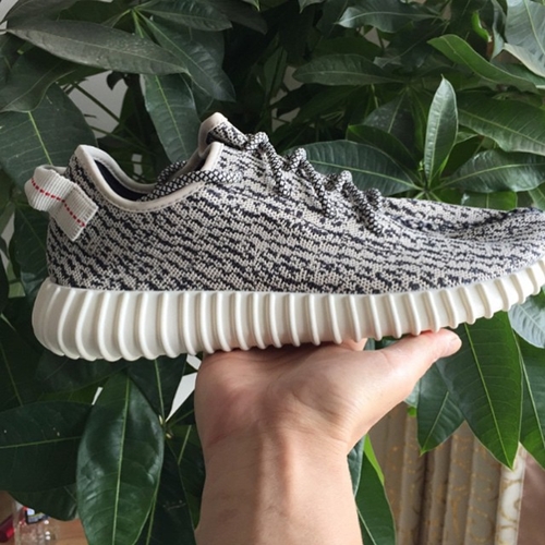 アディダス (adidas) × カニエ ウェスト (Kanye West)のコラボスニーカー「イージー ブースト (YEEZY 350 BOOST LOW)」が初夏発売予定！