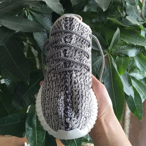 アディダス (adidas) × カニエ ウェスト (Kanye West)のコラボスニーカー「イージー ブースト (YEEZY 350 BOOST LOW)」が初夏発売予定！