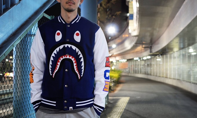 A BATHING APEからスウェット素材で仕上げたバーシティジャケット「SHARK SWEAT VARSITY JACKET」が1/30発売！(エイプ)