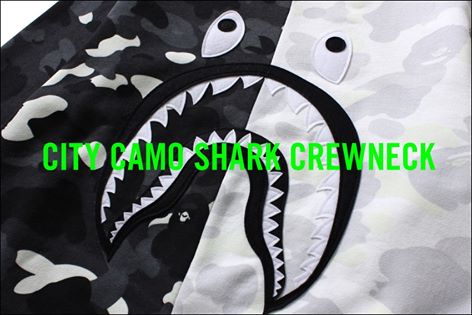 A BATHING APEからブラックとホワイトのCITY CAMOで二等分しシャークモチーフが配した「CITY CAMO SHARK CREWNECK」が4/16発売！(エイプ)