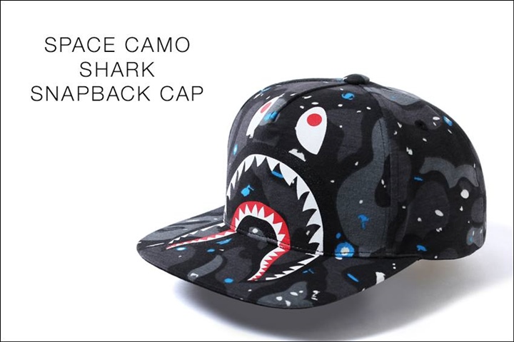 A BATHING APEから宇宙を蓄光GIDプリントで表現したスペースカモ × シャークモチーフ デザイン スナップバックキャップ「SPACE CAMO SHARK SNAPBACK CAP」が5/21から発売！(エイプ)