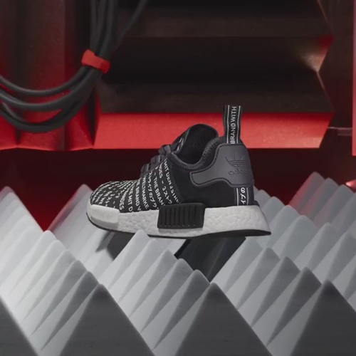 【オフィシャル】アッパーに多言語が散りばめられたadidas Originals NMD_R1 2カラー (アディダス オリジナルス エヌ エム ディー ランナー) [S76518,9]