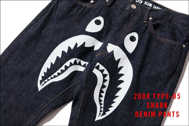 A BATHING APEから前面にはシャークモチーフ、ヒップにはWGMをプリントした「2008 TYPE-05 SHARK DENIM PANTS」が12/17から発売！ (ア ベイシング エイプ)