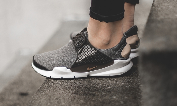 海外展開！ナイキ ウィメンズ ソック ダート SE “ブラック/バケッタ タン” (NIKE WMNS SOCK DART SE “Black/Vachetta Tan”) [862412-001]