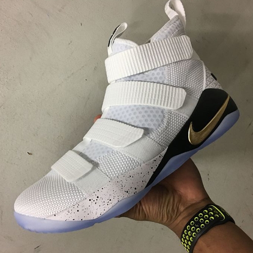 ナイキ ズーム レブロン ソルジャー 11 ピナクル “ホワイト/メタリック ゴールド” (NIKE ZOOM LEBRON SOLDIER 11 “White/Metallic Gold”) [897644-101]