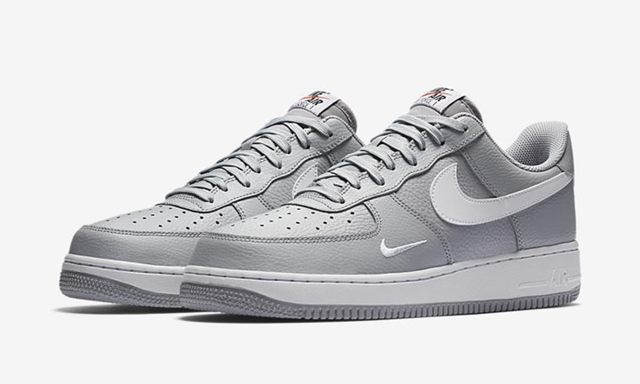 ミニ スウッシュが刺繡されたナイキ エア フォース 1 ロー “ウルフ グレー” (NIKE AIR FORCE 1 LOW “Wolf Grey”) [820266-018]