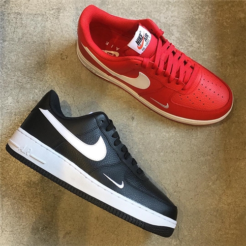 ミニ スウッシュが刺繡されたナイキ エア フォース 1 ロー 2カラー (NIKE AIR FORCE 1 LOW “Black/University Red”) [820266-021,606]