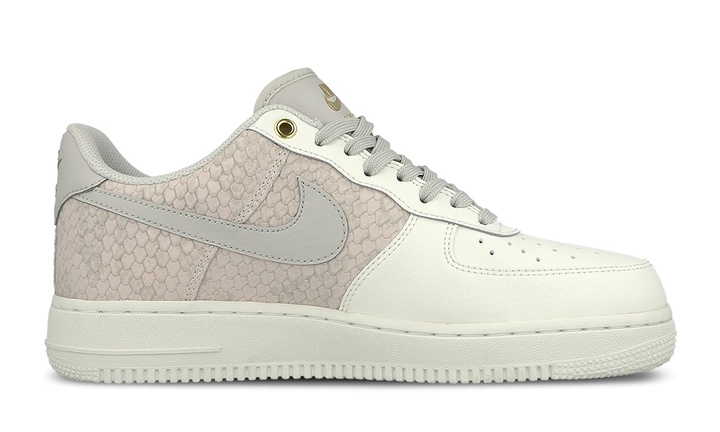 パイソンパターンのナイキ エア フォース 1 ロー 07 エレベート “セイル/ライト ボーン” (NIKE AIR FORCE 1 LOW 07 LV8 “Sail/Light Bone”) [823511-100]