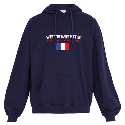 VETEMENTS HOODED LOGO PRINT COTTON BLEND SWEATSHIRT (ヴェトモン フーデッド ロゴ プリント コットン ブレンド スエットシャツ)