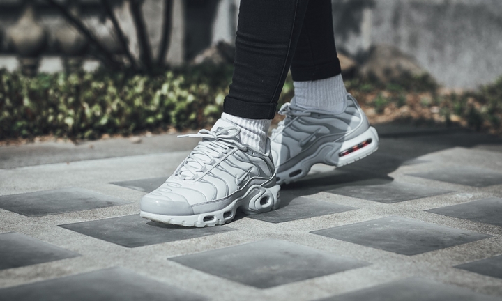 ナイキ ウィメンズ エア マックス プラス “ウルフ グレー” (NIKE WMNS AIR MAX PLUS “Wolf Grey”) [605112-049]