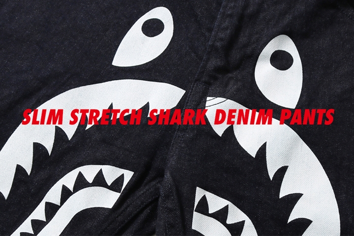 A BATHING APEからスリムシルエットデニムパンツの前面にシャークモチーフをプリントした「SLIM STRETCH SHARK DENIM PANTS」が12/2発売 (ア ベイシング エイプ)