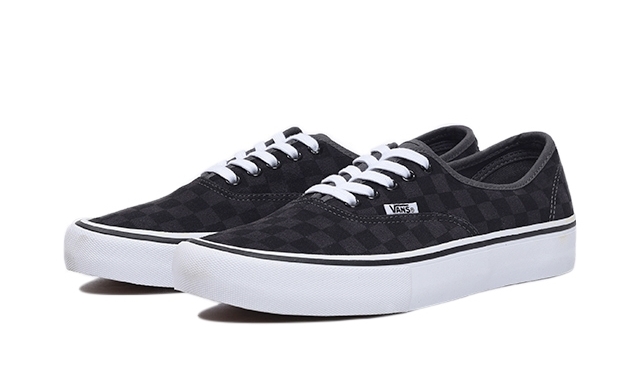 スエードのアッパーにブラックとグレーのチェック柄を採用したVANS AUTHENTIC PRO (バンズ オーセンティック プロ)