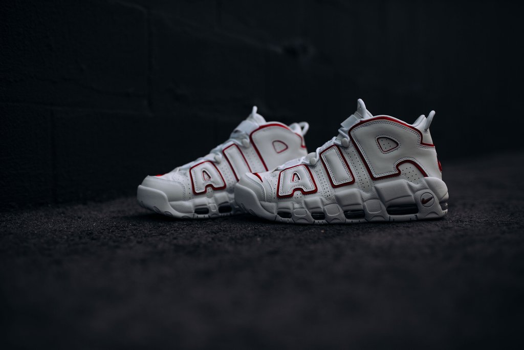 ナイキ エア モア アップテンポ “ホワイト/バーシティー レッド” (NIKE AIR MORE UPTEMPO “White/Varsity Red”) [921948-102]