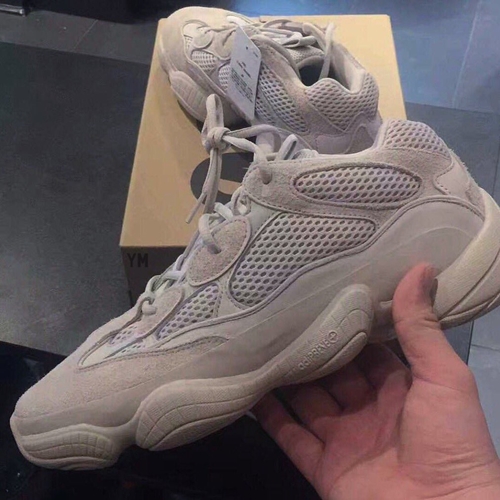 グレーカラーのアディダス イージー デザート ラット 500のショットが登場 (adidas YEEZY DESERT RAT 500 “Grey”)