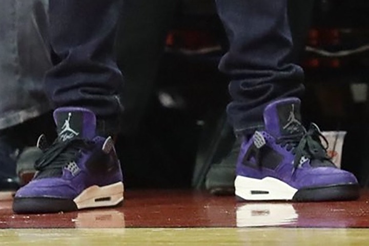 トラビス・スコットがパープルカラーのナイキ エア ジョーダン 4 を着用 (TRAVIS SCOTT NIKE AIR JORDAN 4)