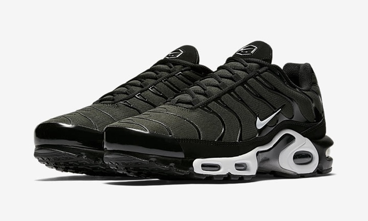 air max plus black white