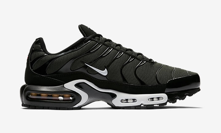 air max plus black white