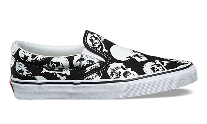 VANS SKULLS Slip-On “Black/True White” (バンズ スカルズ スリッポン “ブラック/トゥルー ホワイト”)