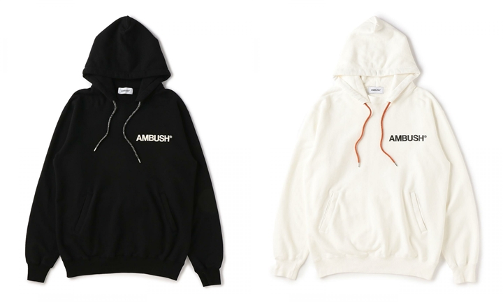 左胸にブランドロゴをあしらったフーディー AMBUSH "PRINT HOODIE" (アンブッシュ)