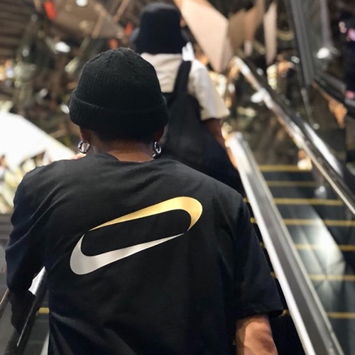 Nike Kicks Lounge OmotesandoからNike +メンバー限定のアパレルカスタムとしてゴールド/シルバー 20cmスウッシュロゴが発売 (キックス ラウンジ 表参道)