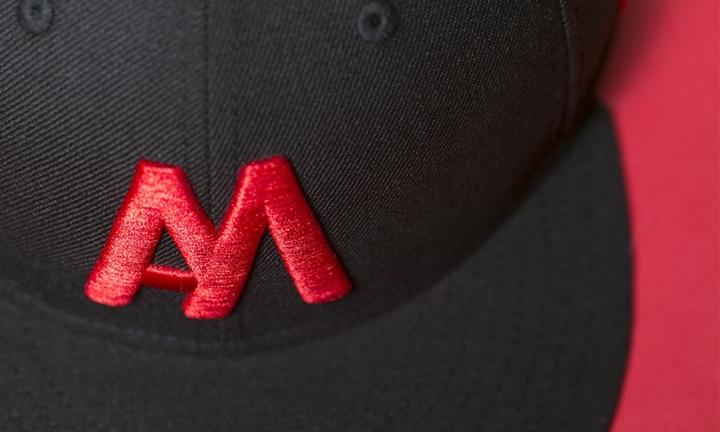 New Era × Red Spider コラボキャップが発売！自身のアパレル「Ah Murderz」を略したAMロゴをフロントに大胆に刺繍 (ニューエラ)