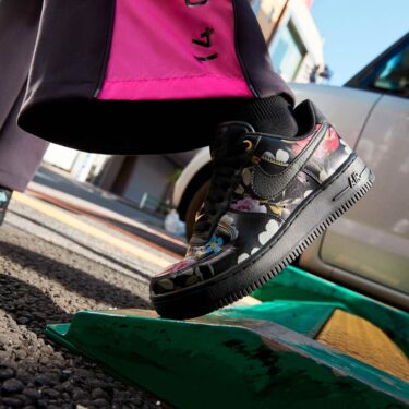 【2026年末 リストック予定】NIKE WMNS AIR FORCE 1 07 LOW LXX “Black Floral” “Black/Metallic Gold” (ナイキ ウィメンズ エア フォース 1 07 ロー LXX “ブラックフローラル” “ブラック/メタリックゴールド”) [AO1017-002]