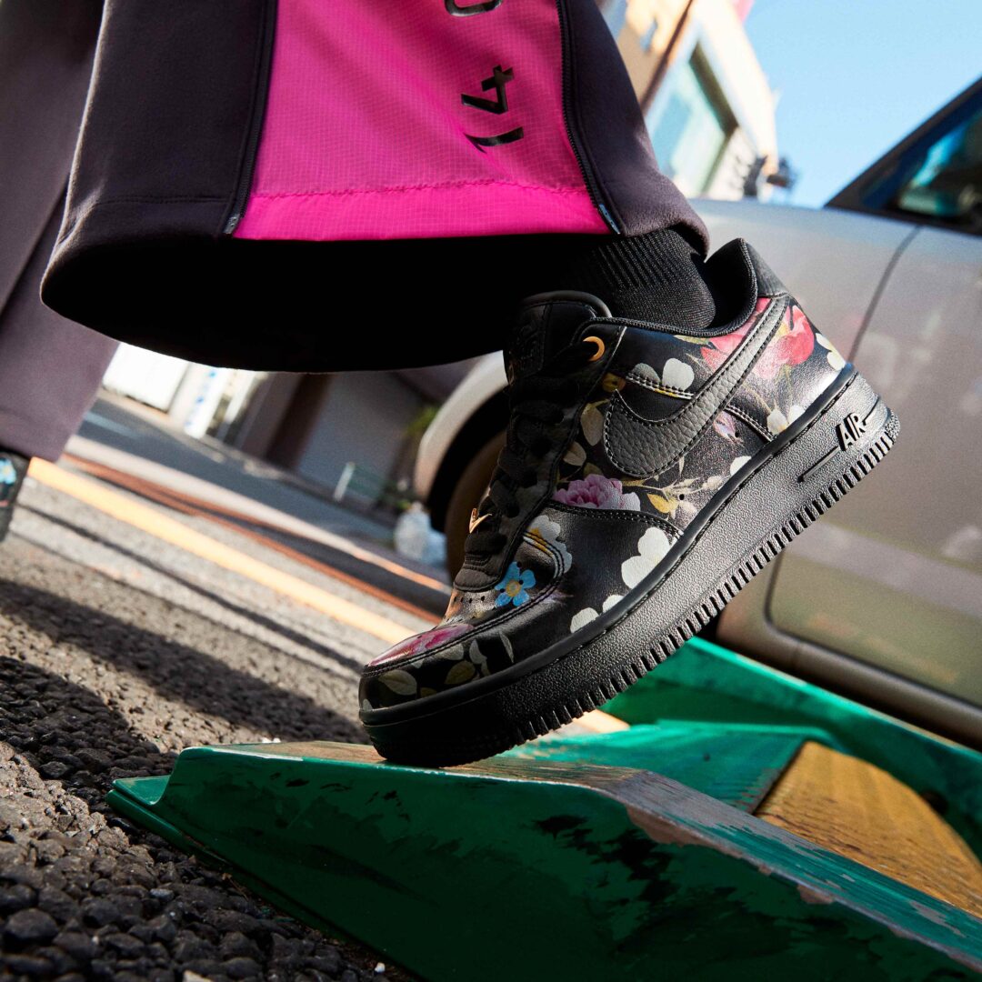 【2026年末 リストック予定】NIKE WMNS AIR FORCE 1 07 LOW LXX “Black Floral” “Black/Metallic Gold” (ナイキ ウィメンズ エア フォース 1 07 ロー LXX “ブラックフローラル” “ブラック/メタリックゴールド”) [AO1017-002]