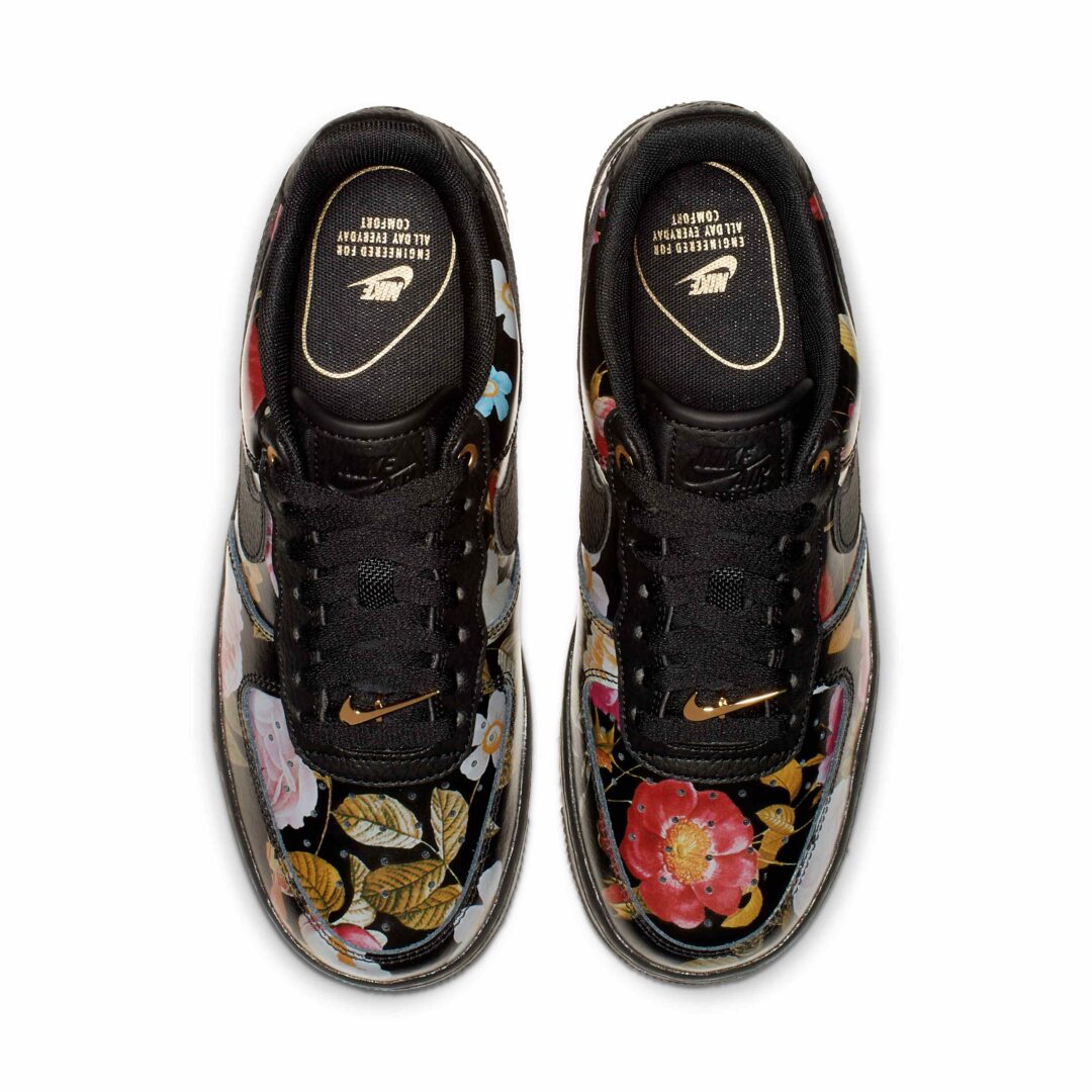 【2026年末 リストック予定】NIKE WMNS AIR FORCE 1 07 LOW LXX “Black Floral” “Black/Metallic Gold” (ナイキ ウィメンズ エア フォース 1 07 ロー LXX “ブラックフローラル” “ブラック/メタリックゴールド”) [AO1017-002]