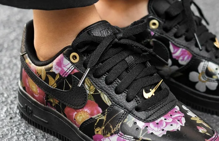【2026年末 リストック予定】NIKE WMNS AIR FORCE 1 07 LOW LXX “Black Floral” “Black/Metallic Gold” (ナイキ ウィメンズ エア フォース 1 07 ロー LXX “ブラックフローラル” “ブラック/メタリックゴールド”) [AO1017-002]