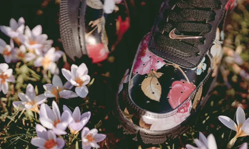 【2026年末 リストック予定】NIKE WMNS AIR FORCE 1 07 LOW LXX “Black Floral” “Black/Metallic Gold” (ナイキ ウィメンズ エア フォース 1 07 ロー LXX “ブラックフローラル” “ブラック/メタリックゴールド”) [AO1017-002]