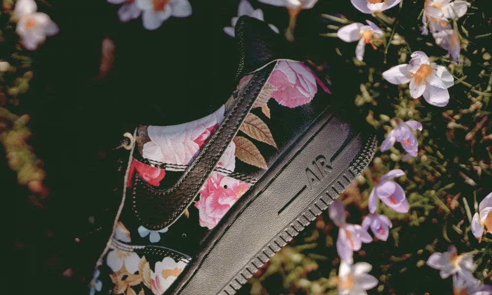 【2026年末 リストック予定】NIKE WMNS AIR FORCE 1 07 LOW LXX “Black Floral” “Black/Metallic Gold” (ナイキ ウィメンズ エア フォース 1 07 ロー LXX “ブラックフローラル” “ブラック/メタリックゴールド”) [AO1017-002]