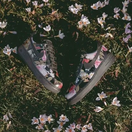 【2026年末 リストック予定】NIKE WMNS AIR FORCE 1 07 LOW LXX “Black Floral” “Black/Metallic Gold” (ナイキ ウィメンズ エア フォース 1 07 ロー LXX “ブラックフローラル” “ブラック/メタリックゴールド”) [AO1017-002]