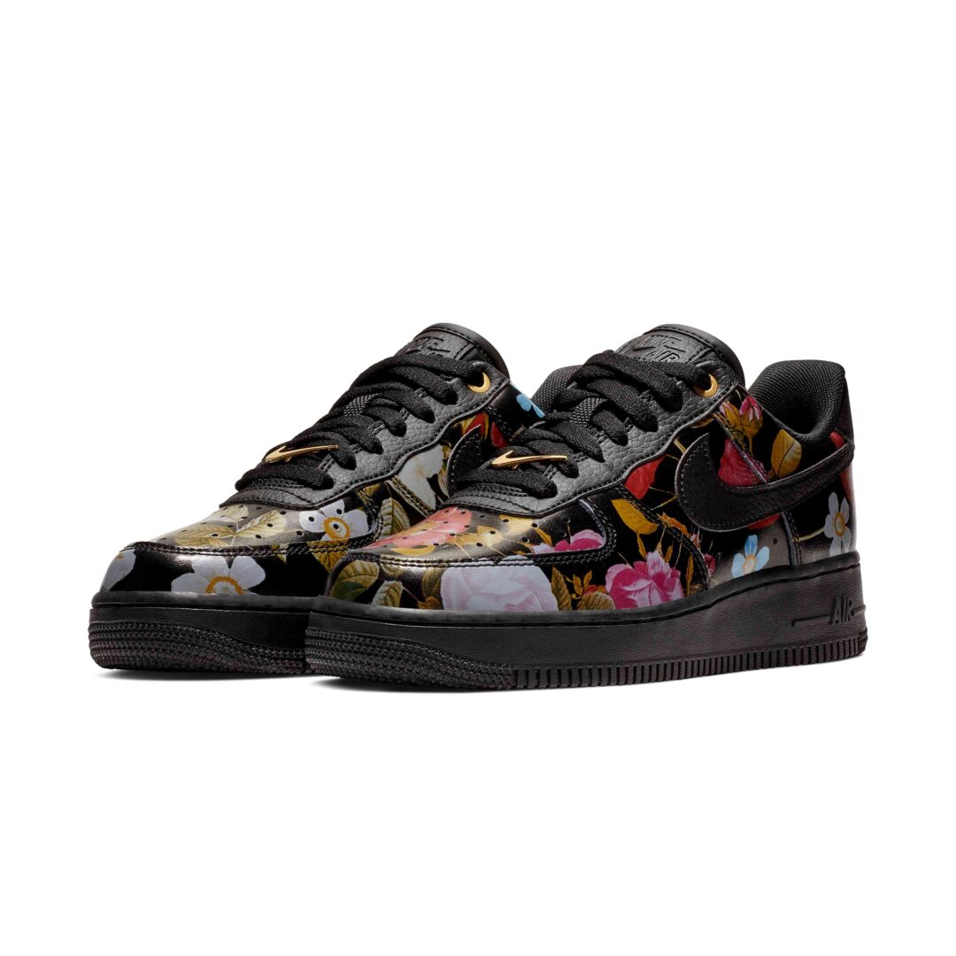 【2026年末 リストック予定】NIKE WMNS AIR FORCE 1 07 LOW LXX “Black Floral” “Black/Metallic Gold” (ナイキ ウィメンズ エア フォース 1 07 ロー LXX “ブラックフローラル” “ブラック/メタリックゴールド”) [AO1017-002]