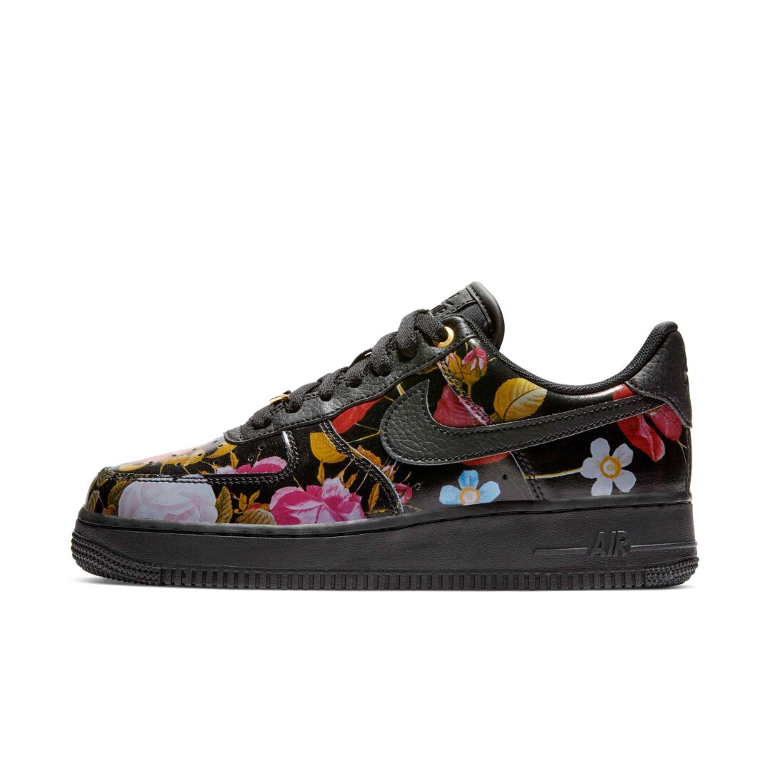 【2026年末 リストック予定】NIKE WMNS AIR FORCE 1 07 LOW LXX “Black Floral” “Black/Metallic Gold” (ナイキ ウィメンズ エア フォース 1 07 ロー LXX “ブラックフローラル” “ブラック/メタリックゴールド”) [AO1017-002]