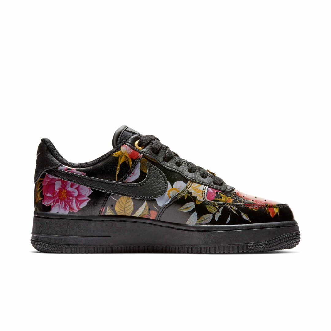 【2026年末 リストック予定】NIKE WMNS AIR FORCE 1 07 LOW LXX “Black Floral” “Black/Metallic Gold” (ナイキ ウィメンズ エア フォース 1 07 ロー LXX “ブラックフローラル” “ブラック/メタリックゴールド”) [AO1017-002]