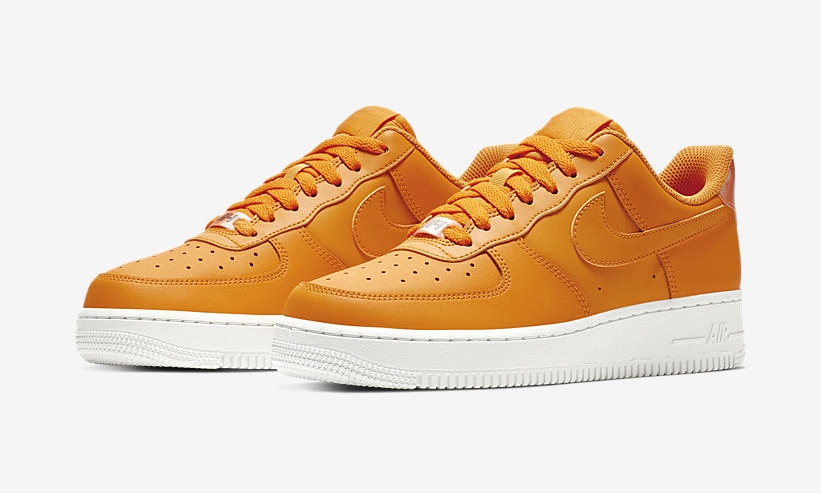 ナイキ ウィメンズ エア フォース 1 07 ロー エッセンシャル “オレンジピール/サミットホワイト” (NIKE WMNS AIR FORCE 1 07 LOW ESSENTIAL “Orange Peel/Summit White”) [AO2132-801]