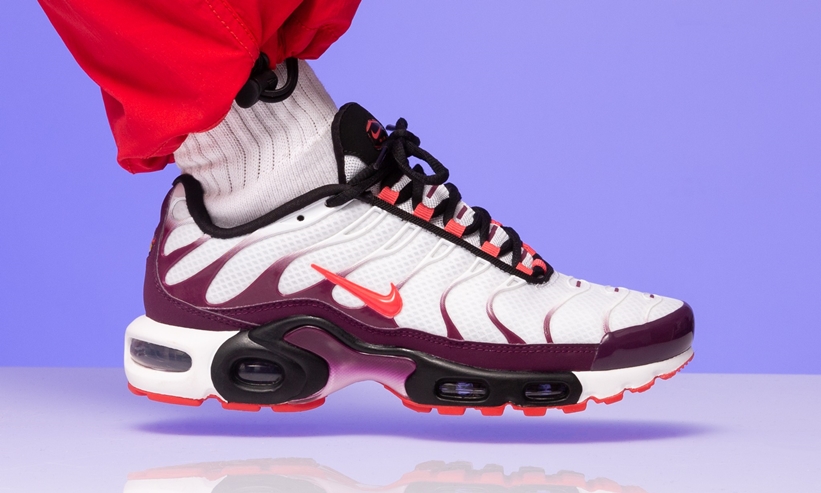 ナイキ ウィメンズ エア マックス プラス SE “ホワイト/エンバーグロー/ボルドー” (NIKE WMNS AIR MAX PLUS SE “White/Ember Glow/Bordeaux”) [CD7061-101]