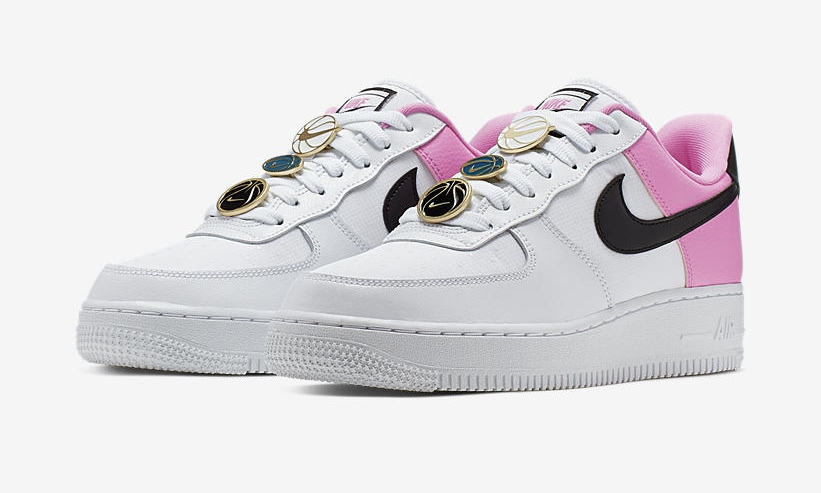 ナイキ ウィメンズ エア フォース 1 07 ロー SE “ホワイト/ブラック/チャイナローズ” (NIKE WMNS AIR FORCE 1 07 LOW SE “White/Black/China Rose”) [AA0287-107]