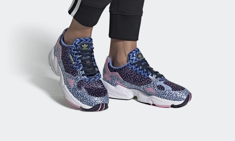 8/8発売！adidas Originals WMNS FALCON “Collegiate Navy/Glow Blue/True Pink” (アディダス オリジナルス ウィメンズ ファルコン “カレッジエイトネイビー/グローブルー/トゥルーピンク”) [EE7098]