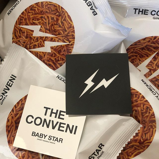 ベビースター × 藤原ヒロシ「THE CONVENI」バージョン スパイシーチキン味がステッカー入りで8/7から発売 (ザ・コンビニ)