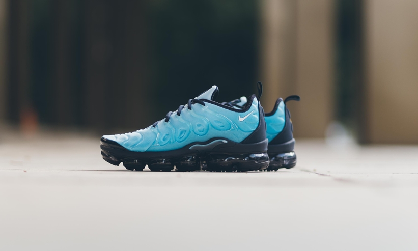 blue and white vapormax plus