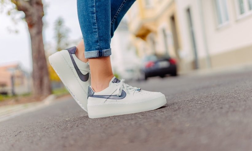 ナイキ ウィメンズ エア フォース 1 セージ ロー LX “ホワイト/ブラック” (NIKE WMNS AIR FORCE 1 SAGE LOW LX “White/Black”) [AR5409-003,004]