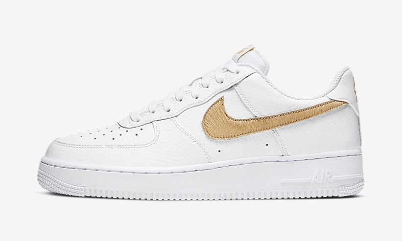 ナイキ エア フォース 1 07 ロー “ヘアースウッシュ” ホワイト/クラブゴールド” (NIKE AIR FORCE 1 07 LOW “Hair Swoosh” White/Club Gold) [CW7567-101]