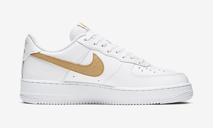 ナイキ エア フォース 1 07 ロー “ヘアースウッシュ” ホワイト/クラブゴールド” (NIKE AIR FORCE 1 07 LOW “Hair Swoosh” White/Club Gold) [CW7567-101]