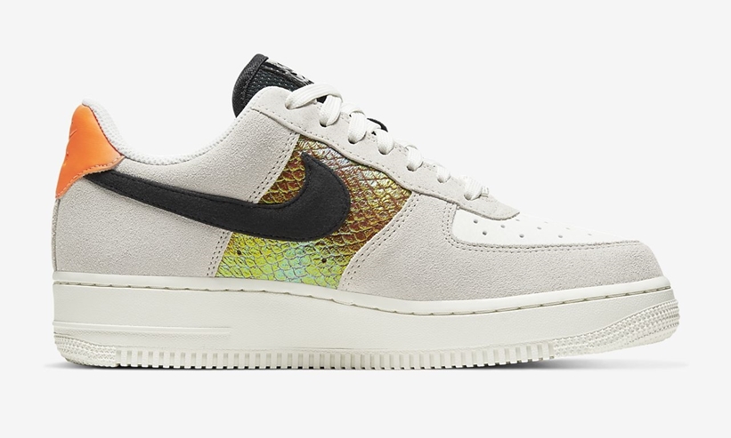 ナイキ ウィメンズ エア フォース 1 ロー “スネーク/イリディセント” ライトボーン (NIKE WMNS AIR FORCE 1 LOW “Snake/Iridescent” Light Bone) [CW2657-001]